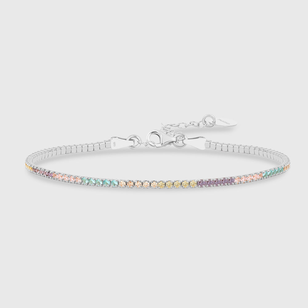 Tennis Armkette Mini bunt aus Silber mit farbigen Zirkonia auf hellem Hintergrund.