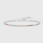 Tennis Armkette Mini bunt aus Silber mit farbigen Zirkonia auf hellem Hintergrund.