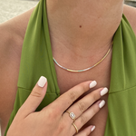 Model trägt Tennis Kette Mini Bunt Gold – zarte, bunte Tennis-Kette als eleganter Alltagsschmuck.