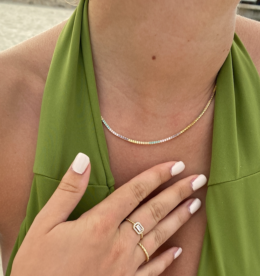 Model trägt Tennis Kette Mini Bunt Gold – zarte, bunte Tennis-Kette als eleganter Alltagsschmuck.