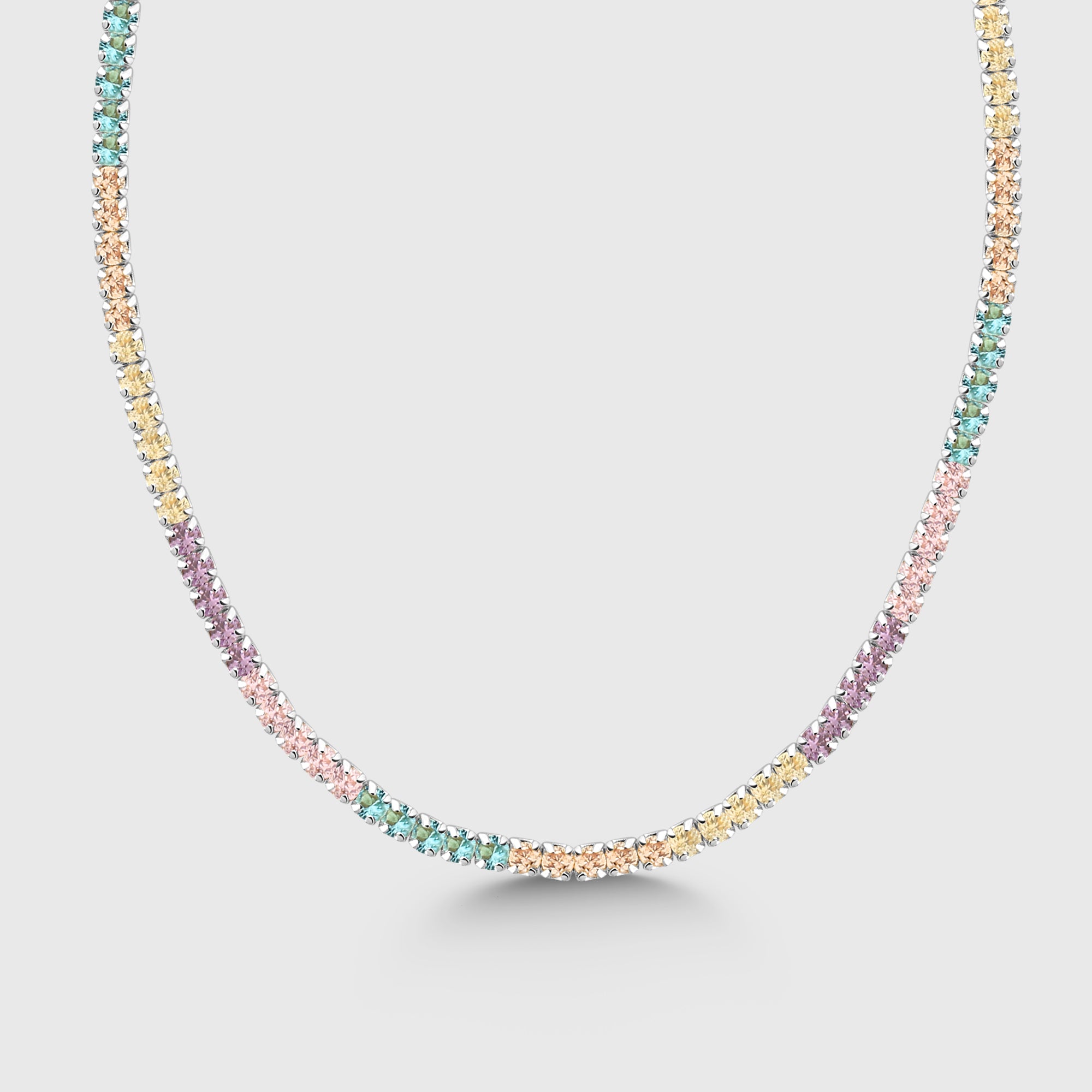 Frontansicht: „Tennis Kette Mini Bunt aus 925 Silber rhodiniert mit bunten Zirkonia-Steinen – elegante Reihe am Dekolleté“.