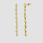 Tennis Ohrringe Zirkonia rund klein in Gold – Paar Produktfoto auf hellem Hintergrund.