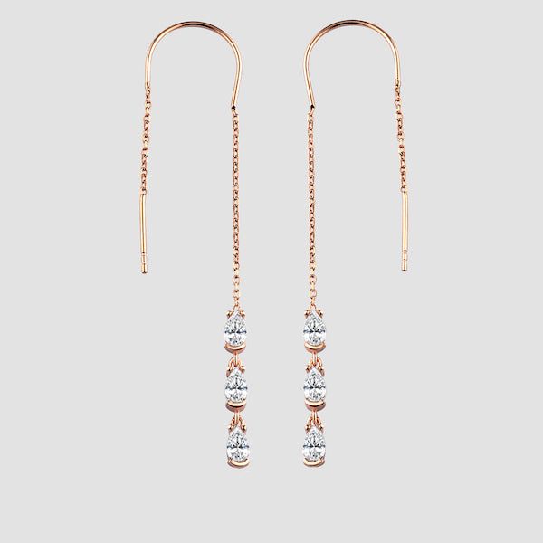 Three Drop Ohrringe Rosé mit drei Zirkonia-Tropfen, Threader Durchzug-Design, Paar auf hellem Hintergrund.