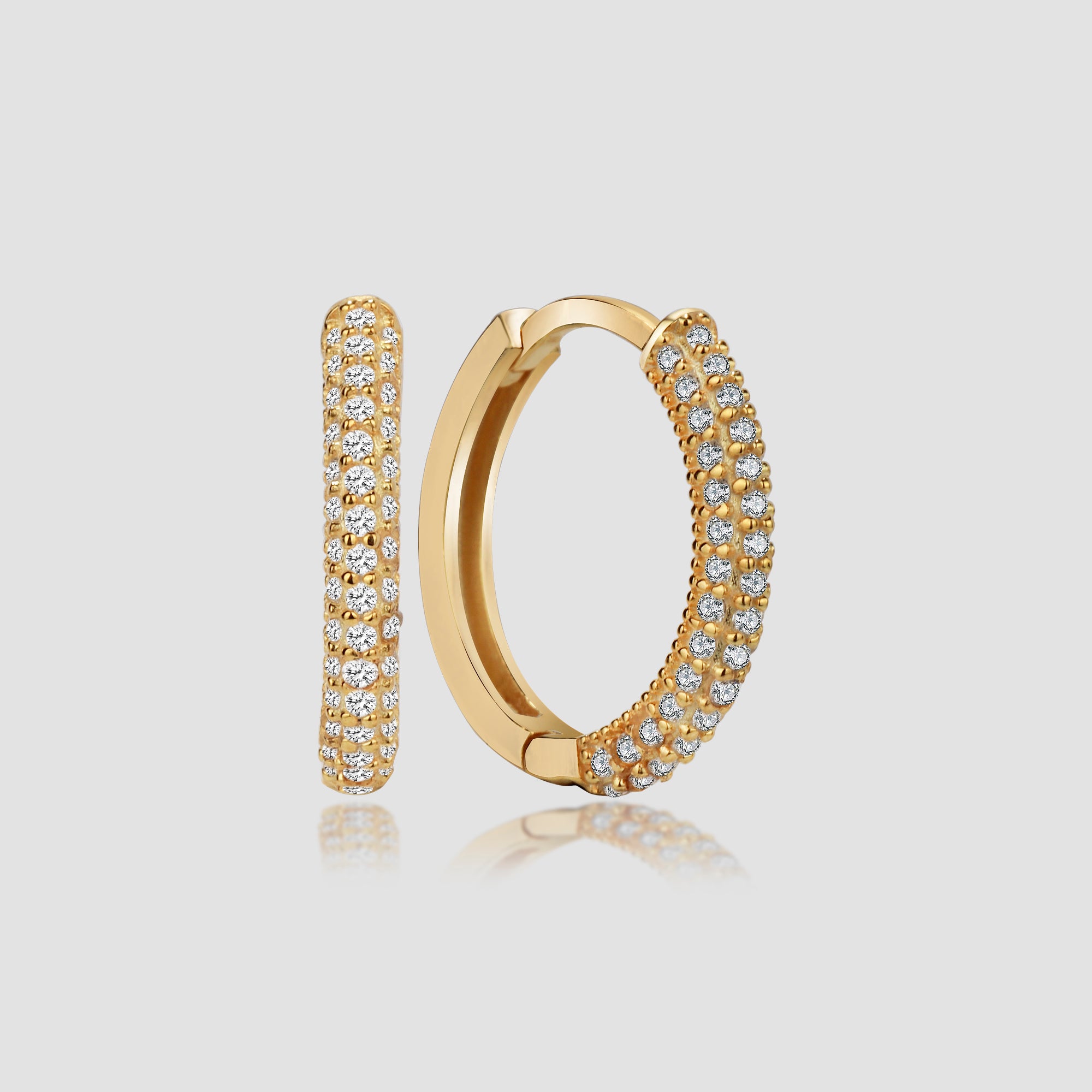 Pavé Creolen in Gold mit weißen Zirkonia – Three Line Pave S als Paar, glänzend vergoldet.