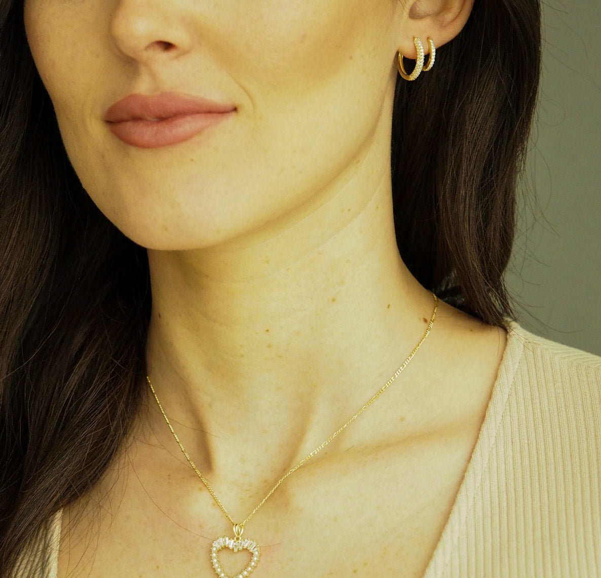 Model mit Three Line Pave S Creolen und passender Kette trägt eleganten Alltagslook.