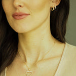 Model mit Three Line Pave S Creolen und passender Kette trägt eleganten Alltagslook.