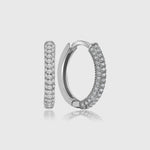 Three Line Pave S Creolen aus Silber mit drei Reihen Zirkonia auf weißem Hintergrund.