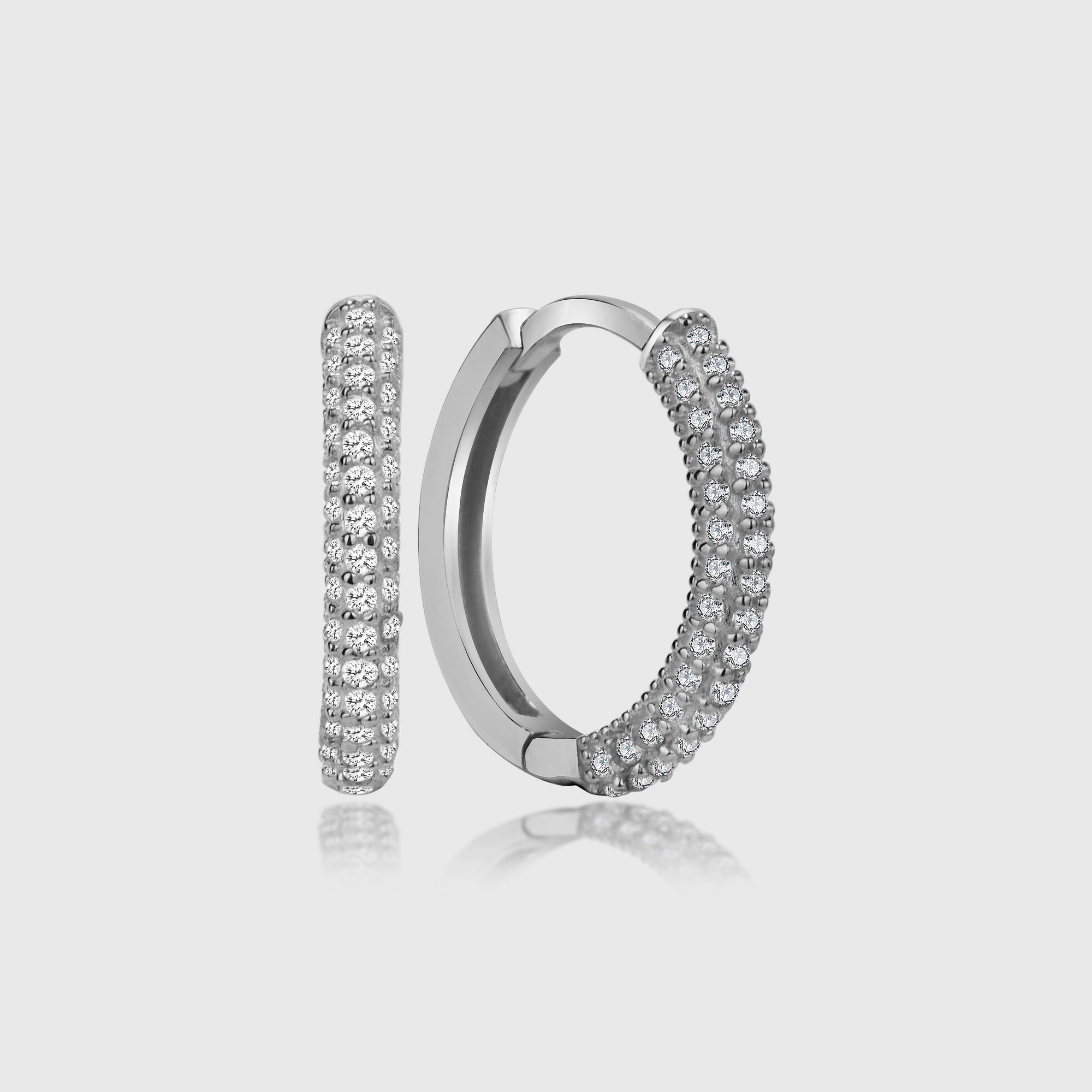 Three Line Pave S Creolen aus Silber mit drei Reihen Zirkonia auf weißem Hintergrund.