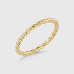 Twist Ring Gold minimalistisch gedreht auf weißem Hintergrund.