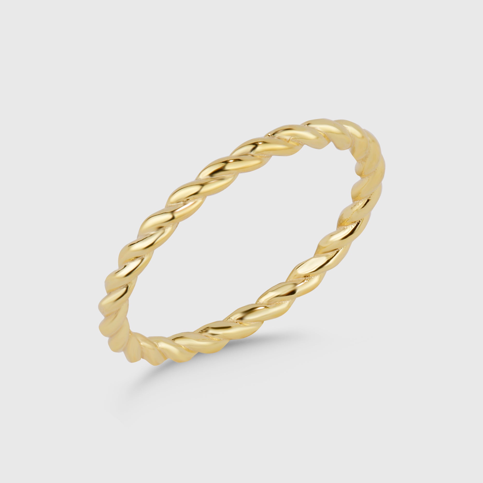 Twist Ring Gold minimalistisch gedreht auf weißem Hintergrund.