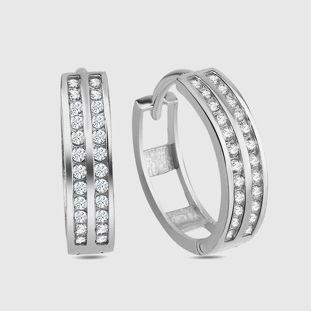 Two Line Zirkonia Creolen in Silber mit zwei Reihen funkelnder Steine Freisteller.