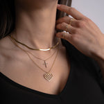 Model trägt Unique Heart Gold Halskette mit Zirkonia-Herzanhänger im Layering-Look.