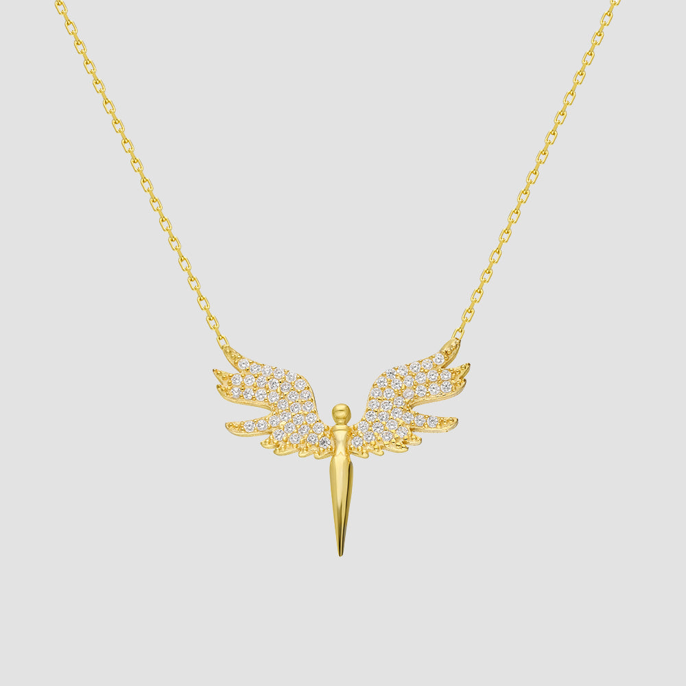 Detailaufnahme: White Angle Engel-Anhänger in Gold mit funkelnden Zirkonia, wasserfeste Damenkette.