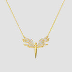 Detailaufnahme: White Angle Engel-Anhänger in Gold mit funkelnden Zirkonia, wasserfeste Damenkette.