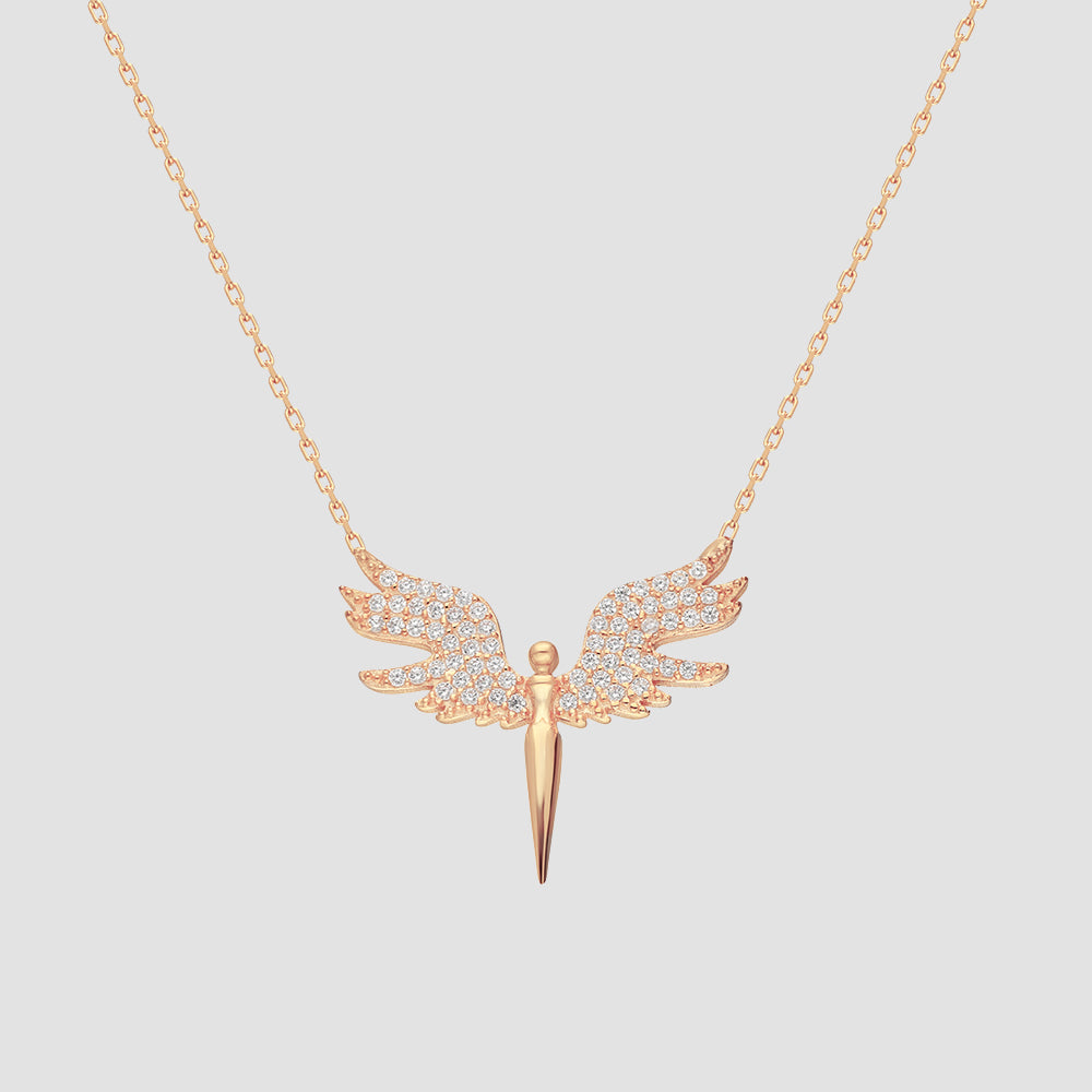 White Angle Kette in Roségold mit funkelnden Engelsflügeln aus weißen Zirkonia auf hellem Hintergrund.