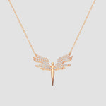 White Angle Kette in Roségold mit funkelnden Engelsflügeln aus weißen Zirkonia auf hellem Hintergrund.